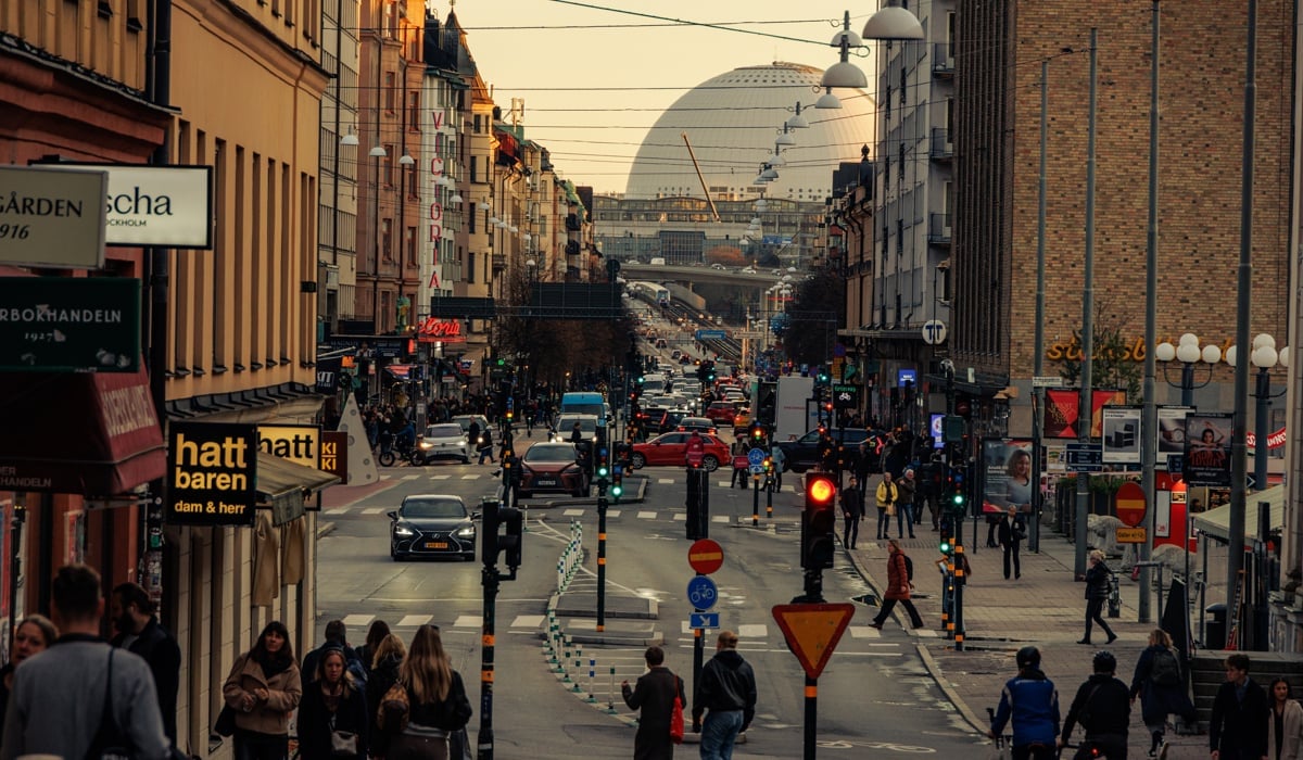 En livlig stadsgata fylld med människor och trafik.